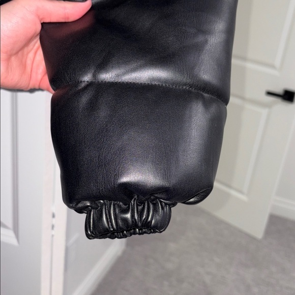 Zara Women's Black Puffer Coat - Picture 3 of 7